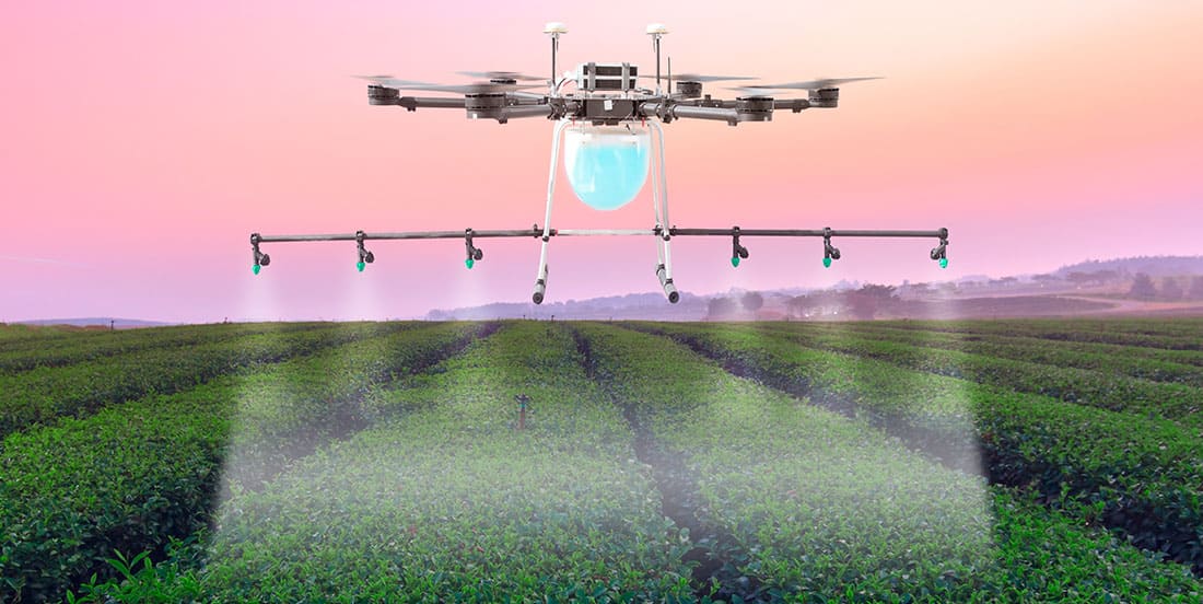 Maquinário agrícola realizando fertilização foliar.