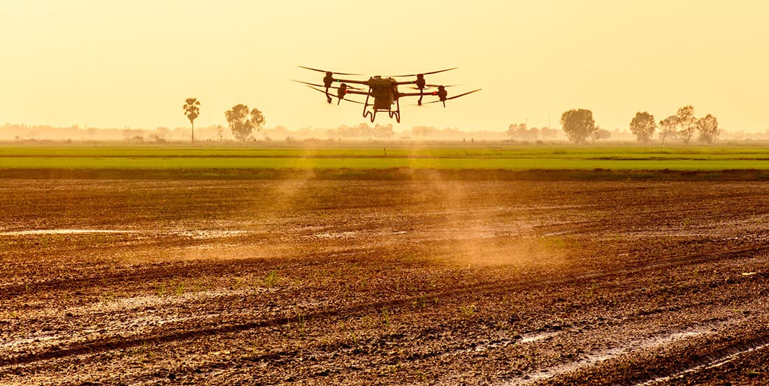 Maquinário agrícola usando fertilizante foliar no solo.