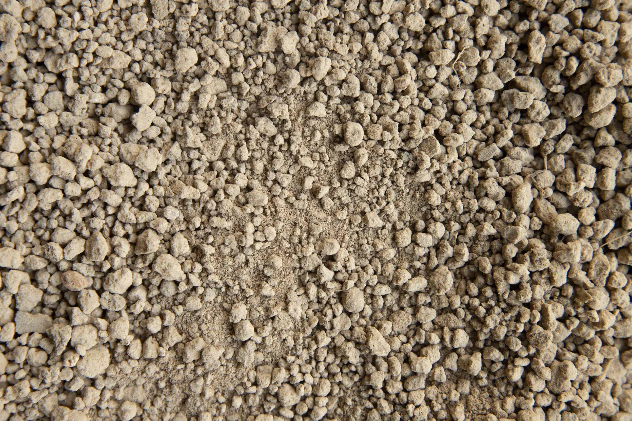 Imagem do solo com calcário agrícola.